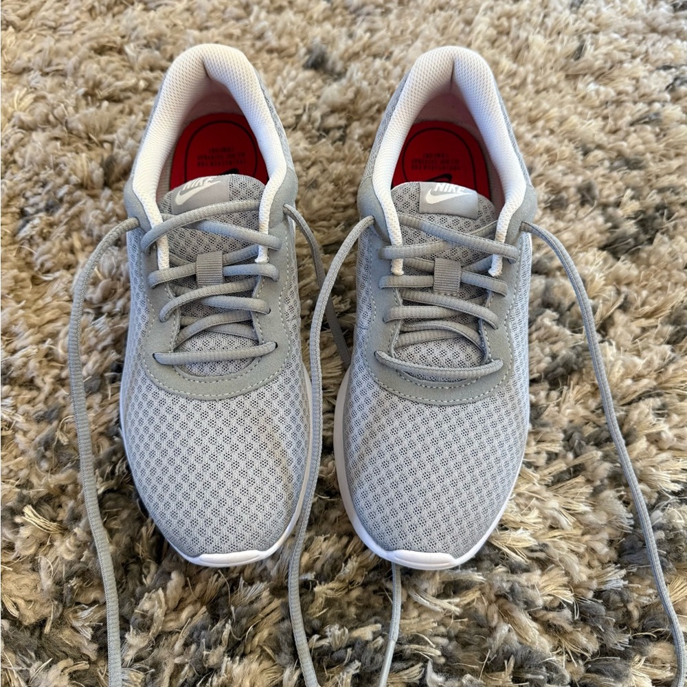 Nike tanjun move to zero sneakers size US7, grey and white